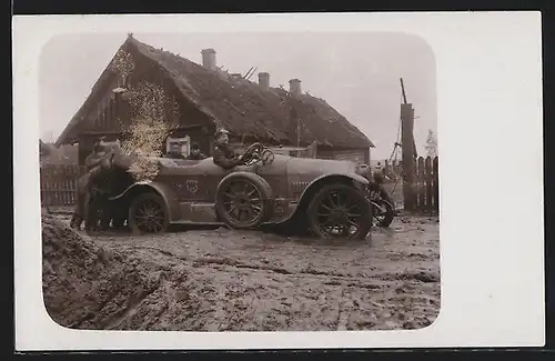 Foto-AK Auto Benz, Soldaten in Uniform versuchen ein im Schlamm feststeckendes Fahrzeug zu befreien