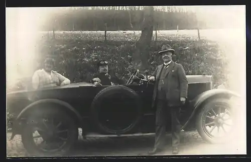 Foto-AK Auto Benz, Bürgerliches Ehepaar posiert mit dem Chaffeur am KFZ