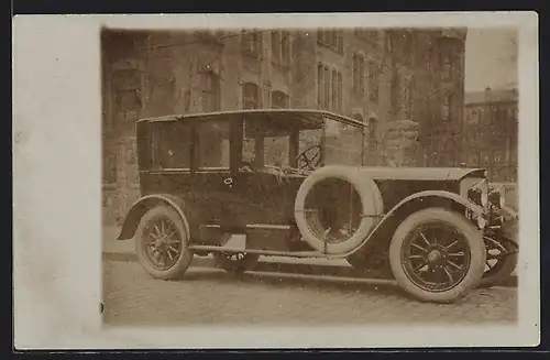 Foto-AK Auto Benz 27 /70 (1921), Fahrzeug mit weissen Ersatzreifen steht am Strassenrand