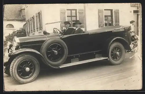 Foto-AK Auto Benz 10 /35 (1926 /27), Zwei Männer im KFZ, Wunsiedel, Ludwigstr.