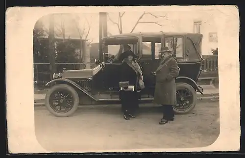 Foto-AK Auto Benz (1912 /13), Ehepaar in Pelzmänteln vor dem Fahrzeug