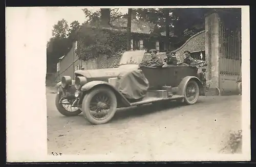 Foto-AK Auto Benz, Uniformierte Soldaten fahren aus einer Hofeinfahrt heraus