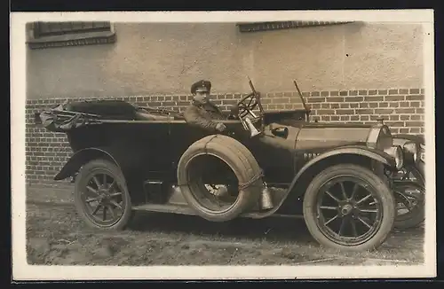 Foto-AK Auto Benz 14 /30 (1913), Soldat in Uniform der Kraftfahrerabt. 6 im Wagen