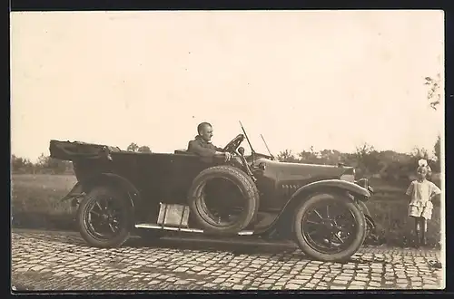 Foto-AK Auto Benz, Mann am Steuer eines Cabriolets, fährt an einem Kind vorbei