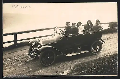 Foto-AK Auto Benz 16 /40 (1913), Frisch geputztes, vollbesetztes Fahrzeug fährt auf einer Bergstrasse