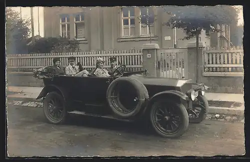 Foto-AK Auto Benz 18 /45 (1915 /21), Zwei Pärchen im Fahrzeug halten am Strassenrand