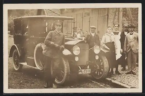 Foto-AK Auto Benz 27 /70, Chauffeur posiert mit KFZ am Strassenrand, mit einer Gruppe von Anwohnern
