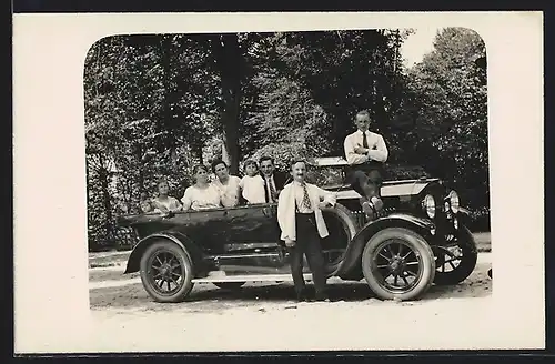 Foto-AK Auto Benz 27 /70 (1922), Familie in sommerlicher Kleidung posiert mit dem KFZ