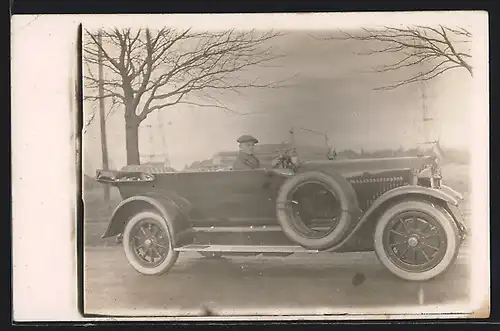 Foto-AK Auto Benz 11 /40 (1923 /25), Junger Mann am Steuer eines Fahrzeugs, im Herbst