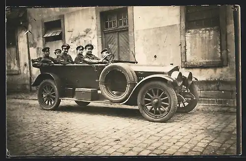 Foto-AK Auto Benz 25 /55 (1914 /15), Uniformierte Soldaten im KFZ am Strassenrand