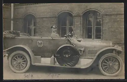 Foto-AK Auto Benz, Soldat in Uniform sitzt im Wagen des Kraftfahr-Batl. L. A. 8