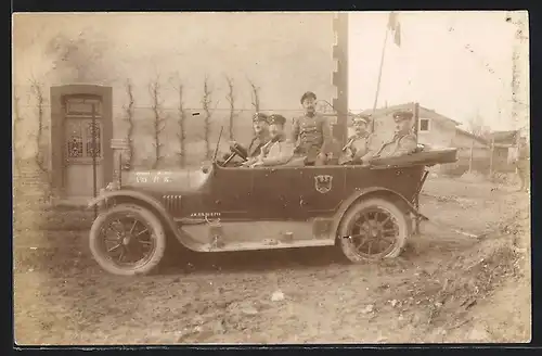 Foto-AK Auto Benz 25 /60 (1913 /14), Soldaten in Uniform im KFZ vor der Kassenverwaltung Pferdedepot Sold