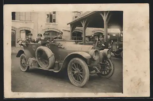Foto-AK Auto Benz, KFZ mit uniformierten Soldaten vor einem Parkplatz