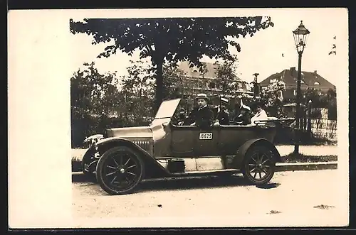 Foto-AK Auto Benz 8 /20 (1912), Zwei Pärchen im KFZ am Strassenrand
