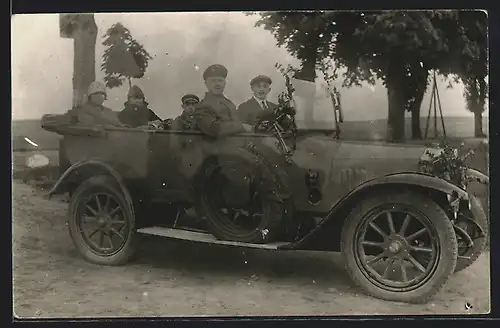 Foto-AK Auto Benz (1911), Chauffeur mit Familie im KFZ am Wegesrand