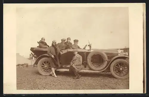 Foto-AK Auto Benz 18 /45, Menschengruppe posiert mit einem Fahrzeug