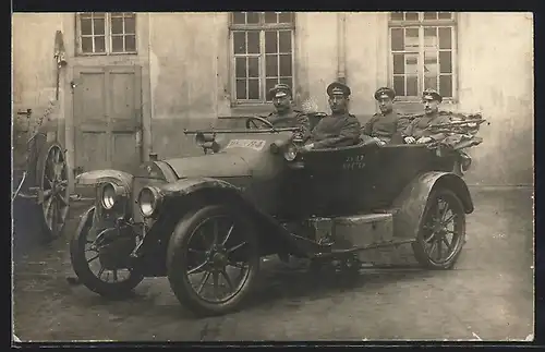 Foto-AK Auto Benz, Uniformierte Soldaten im KFZ MK XIV 84, mit zurückgeklapptem Verdeck