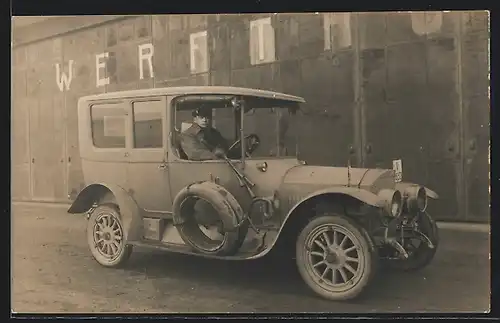 Foto-AK Auto Benz 25 /55 (1914 /18), Soldat im Fahrzeug an einem Werft-Gebäude