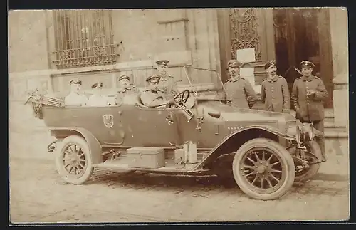 Foto-AK Auto Adler, Soldaten in Uniform in und am KFZ