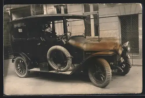 Foto-AK Auto Adler 1910 /11, Chauffeur am Steuer des Wagens