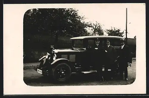 Foto-AK Auto Adler Favorit (1929 /30), Corr Ambi-Budd, drei Herren vor dem Automobil
