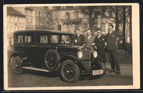 Foto-AK Auto Adler Favorit 1929-30, Gerr. Ambi-Budd, 4 Herren am Automobil