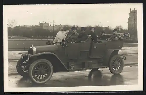 Foto-AK Auto Adler S. MX 21 (1913), Fünf Herren im KFZ