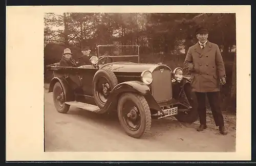Foto-AK Auto Adler 6 /25 (1925-28), Familie beim Ausflug ins Grüne