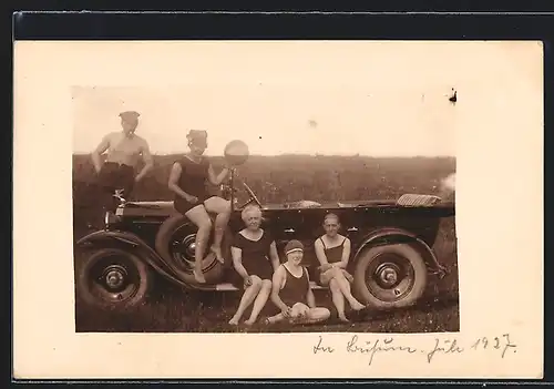 Foto-AK Auto Adler 6 /25 (1925-28), Familie beim Ausflug zu einem Badesee in Badeanzügen