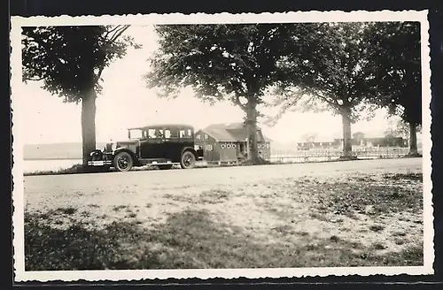 Foto-AK Auto Adler Favorit, KFZ auf einer Landstrasse