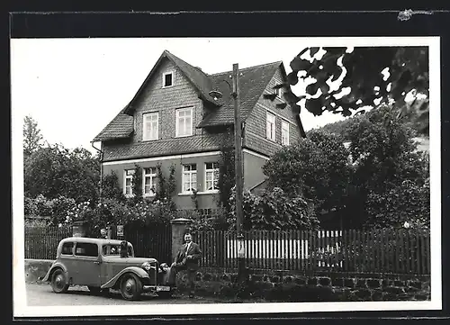 Foto-AK Auto Adler Trumpf Jupiter 1935 /36 (Ambi-Budd) vor einem Haus geparkt