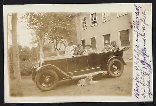 Foto-AK Adler Auto, Cabriolet, Männer & Frauen bei einer Ausfahrt, Hund an der Leine