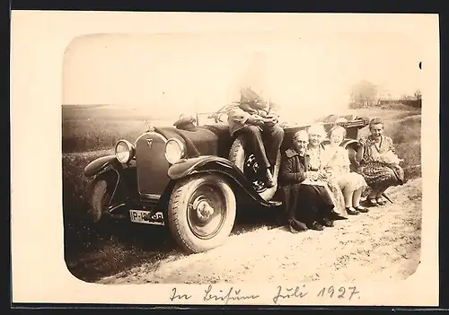 Foto-AK Auto Adler 6 /25 (1925 /28), Familie posiert vorm KFZ