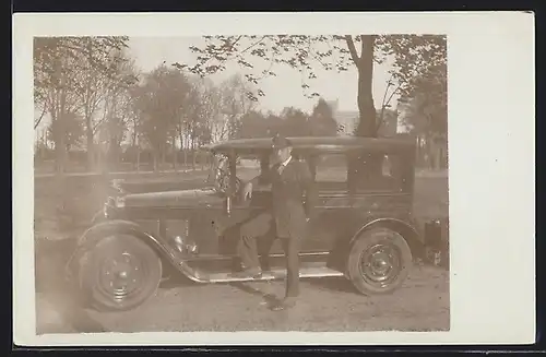 Foto-AK Auto Adler Standard 6, Chauffeur posiert vorm KFZ