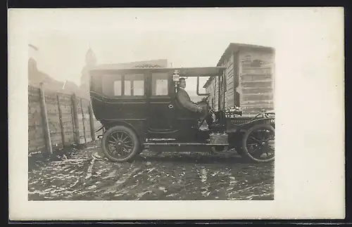 Foto-AK Auto Adler, Fahrer am Steuer des KFZ