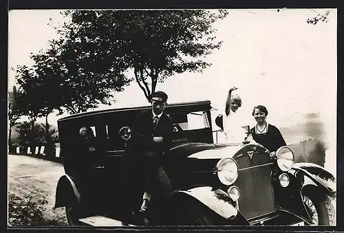 Foto-AK Auto Adler 10 /50, Student und hübsches Mädchen am PKW