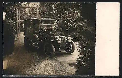 Foto-AK Auto Adler, Fahrer posiert neben luxuriösem Auto