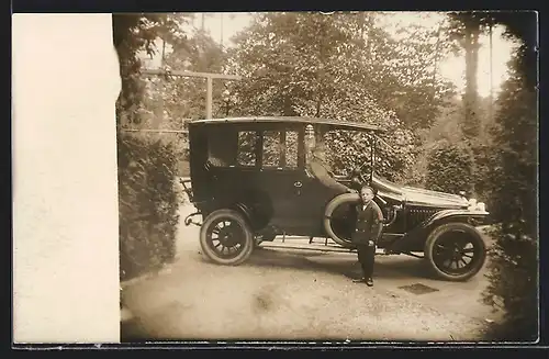 Foto-AK Auto Adler, Knabe vorm KFZ, Fahrer am Steuer