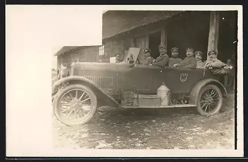 Foto-AK Auto Adler, Soldaten vor Beginn ihrer Fahrt