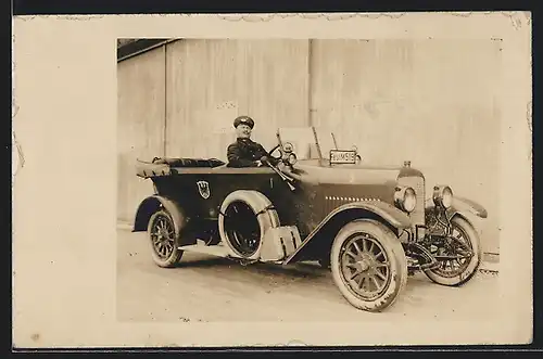 Foto-AK Auto Adler, Soldat in Uniform in seinem Automobil