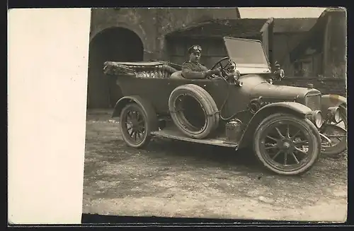 Foto-AK Auto Adler, Soldat in Uniform am Steuer