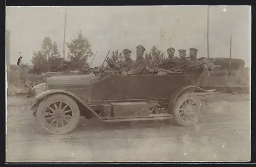 Foto-AK Auto Adler, Soldaten in Uniform im KFZ bei Neuchatel