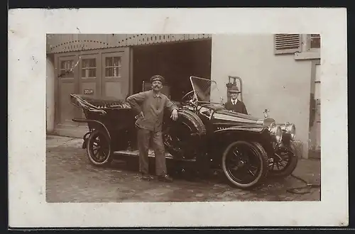 Foto-AK Auto Adler vor einer Werkstatt