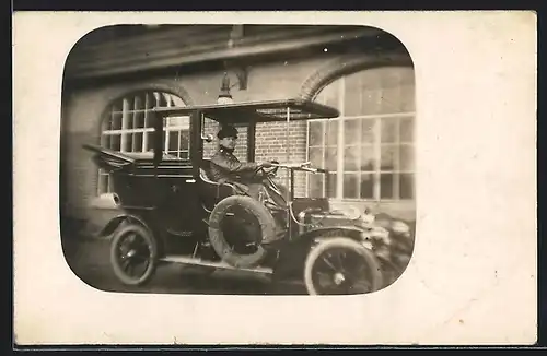 Foto-AK Auto Adler, Soldat in Uniform am Steuer