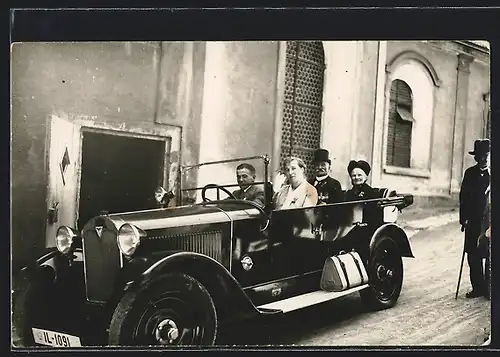 Foto-AK Auto Adler, Josefine Fröhlich und ihr Mann im KFZ