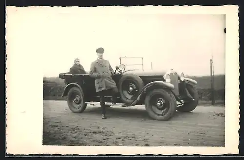Foto-AK Auto Adler 6 /25 (1925 /28), Paar beim Ausflug im KFZ