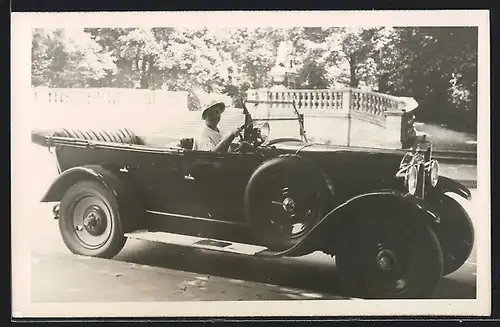 Foto-AK Auto Adler 6 /25 (1925 /28), Frau am Steuer ihres KFZ in München 1933