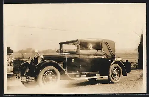 Foto-AK Auto Adler Standard 6 (Karmann) 1927 /28, Fahrer blickt aus dem Wagen