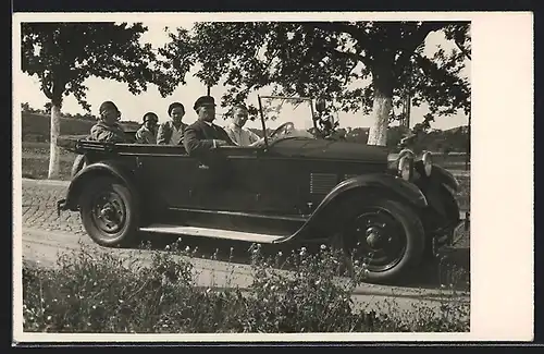 Foto-AK Auto Adler Standard 6 (1927-30), Familie bei einer Fahrt ins Grüne