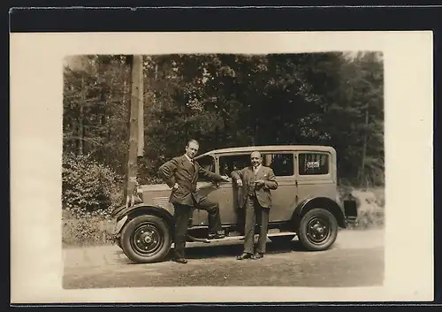 Foto-AK Auto Adler Favorit, Männer vor dem Automobil